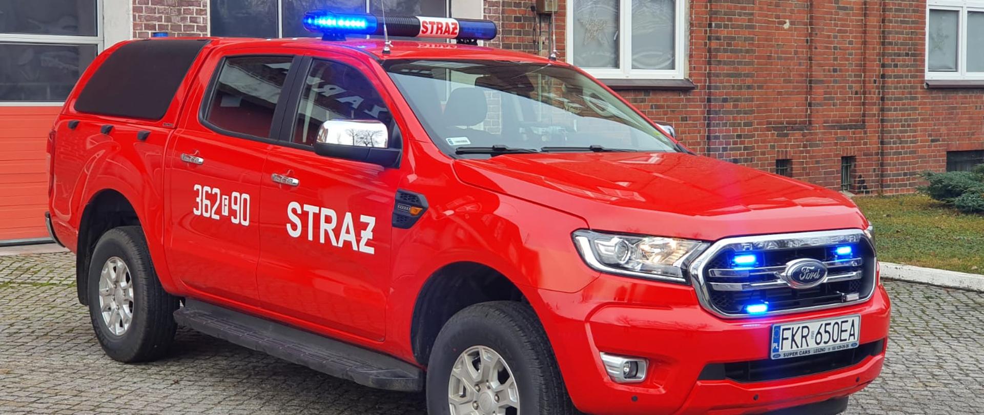 Zdjęcie pojazdu Ford Ranger na placu przed Jednostką Ratowniczo – Gaśniczą w miejscowości Gubin - przód oraz prawy bok pojazdu.