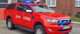 Zdjęcie pojazdu Ford Ranger na placu przed Jednostką Ratowniczo – Gaśniczą w miejscowości Gubin - przód oraz prawy bok pojazdu.