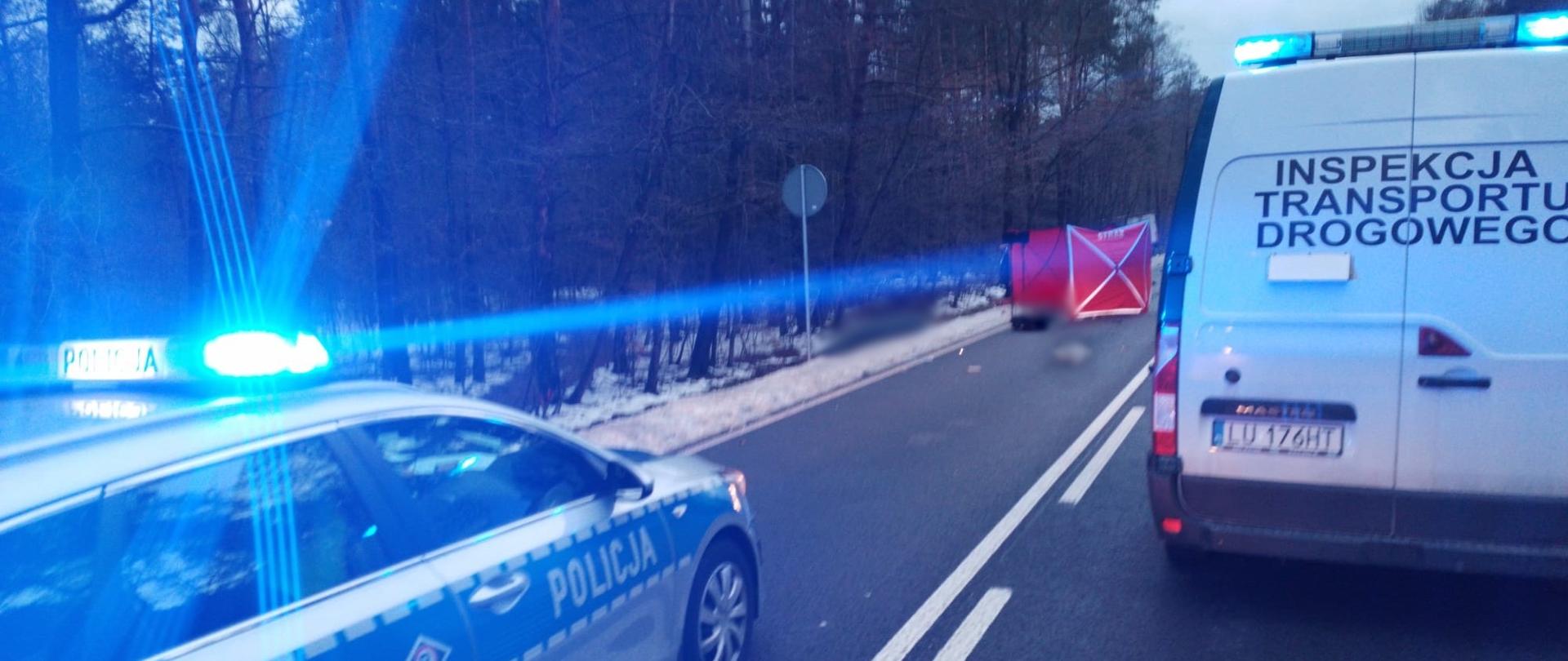 Od lewej: oznakowany radiowóz Policji i stojący obok furgon lubelskiej Inspekcji Transportu Drogowego.
