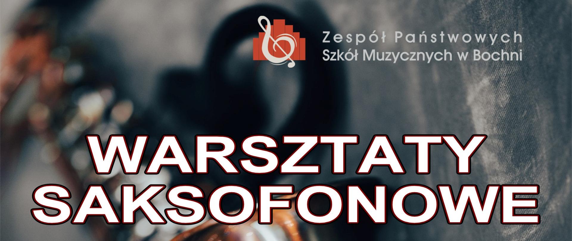 Grafika na szarym tle prezentująca saksofon zawiera w prawym górnym rogu logo ZPSM w Bochni oraz w części centralnej białymi drukowanymi literami treść: "Warsztaty saksofonowe dla nauczycieli i uczniów ZPSM w Bochni, prowadzący: dr hab. Włodzimierz Spodymek, profesor AM im. F. Nowowiejskiego w Bydgoszczy’’. Na dole znajduje się napis: "Bochnia, 2 grudnia 2024 r."