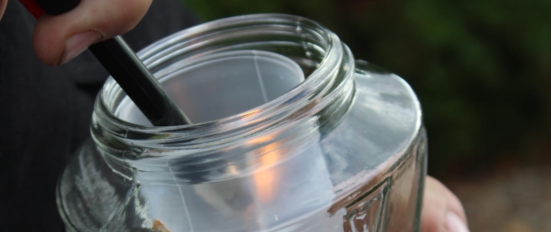 Znicze na strażackich grobach - zdjęcie symboliczne