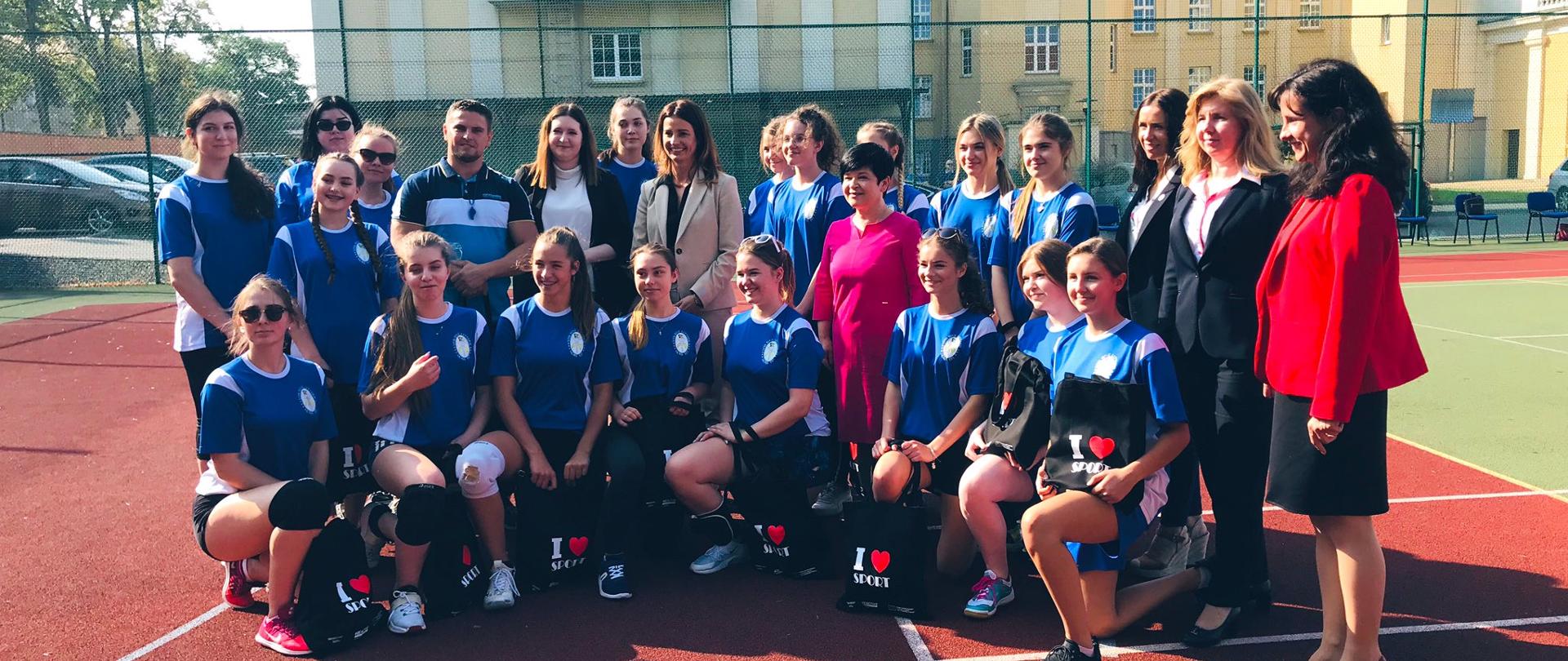 Włocławek - wizyta w Zespole Szkół Katolickich. Zdjęcie grupowe - na zdjęciu młode siatkarki. W środku Minister Sportu. 