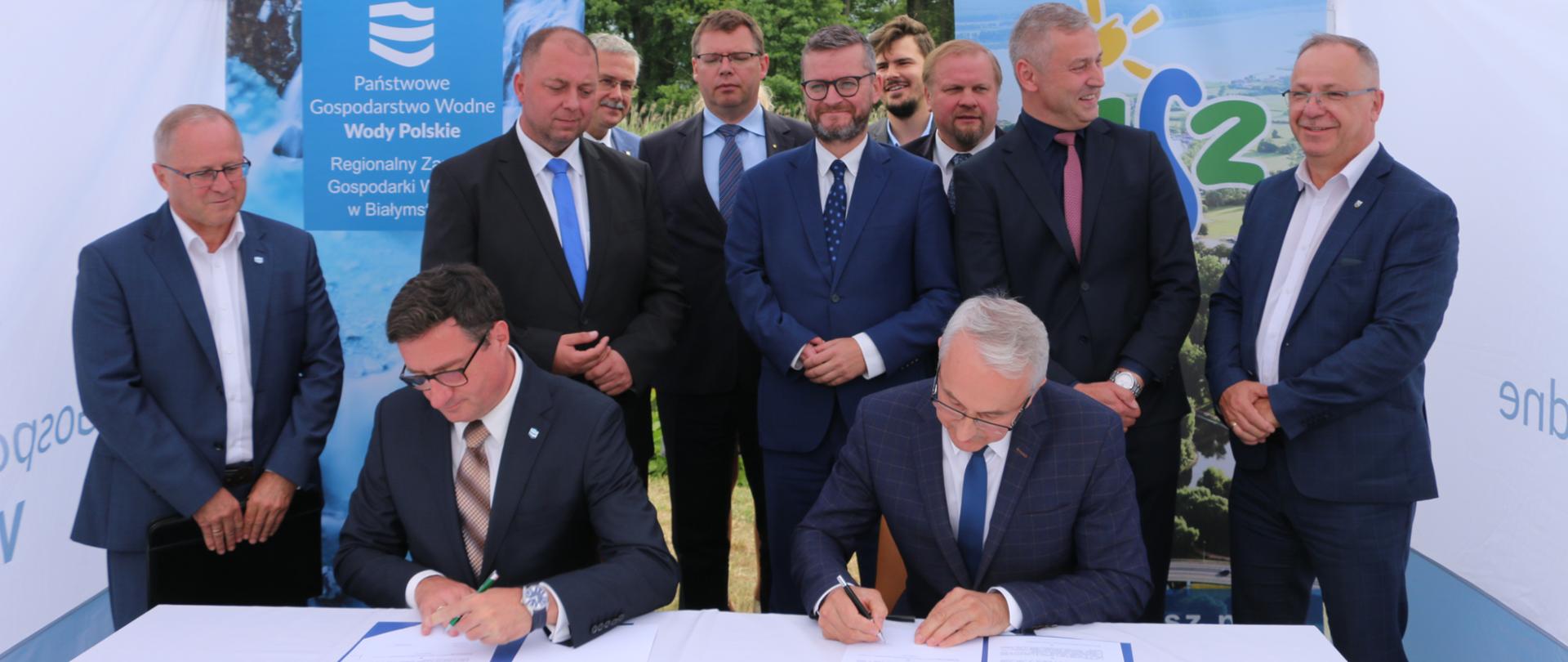 umowę podpisują od lewej Przemysław Daca oraz Andrzej Szymborski