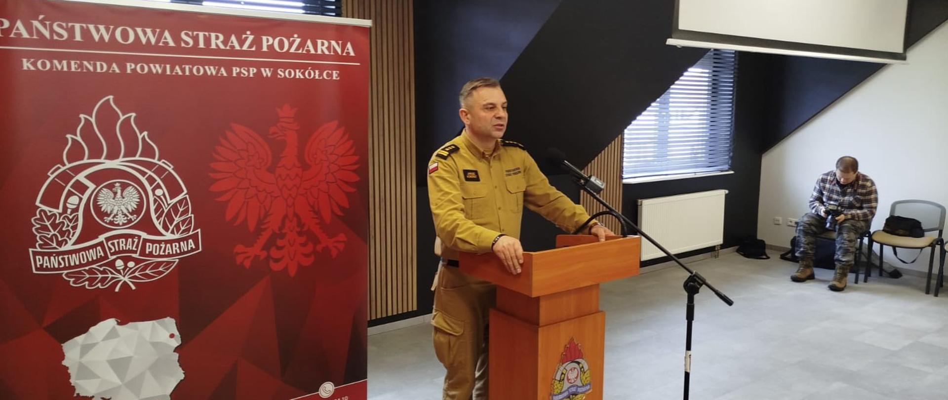 12 lutego 2026 roku w siedzibie Komendy Powiatowej PSP w Sokółce odbyła się odprawa roczna podsumowująca działalności jednostek ochrony przeciwpożarowej powiatu sokólskiego w 2025 roku - komendant wojewódzki podczas wystąpienia