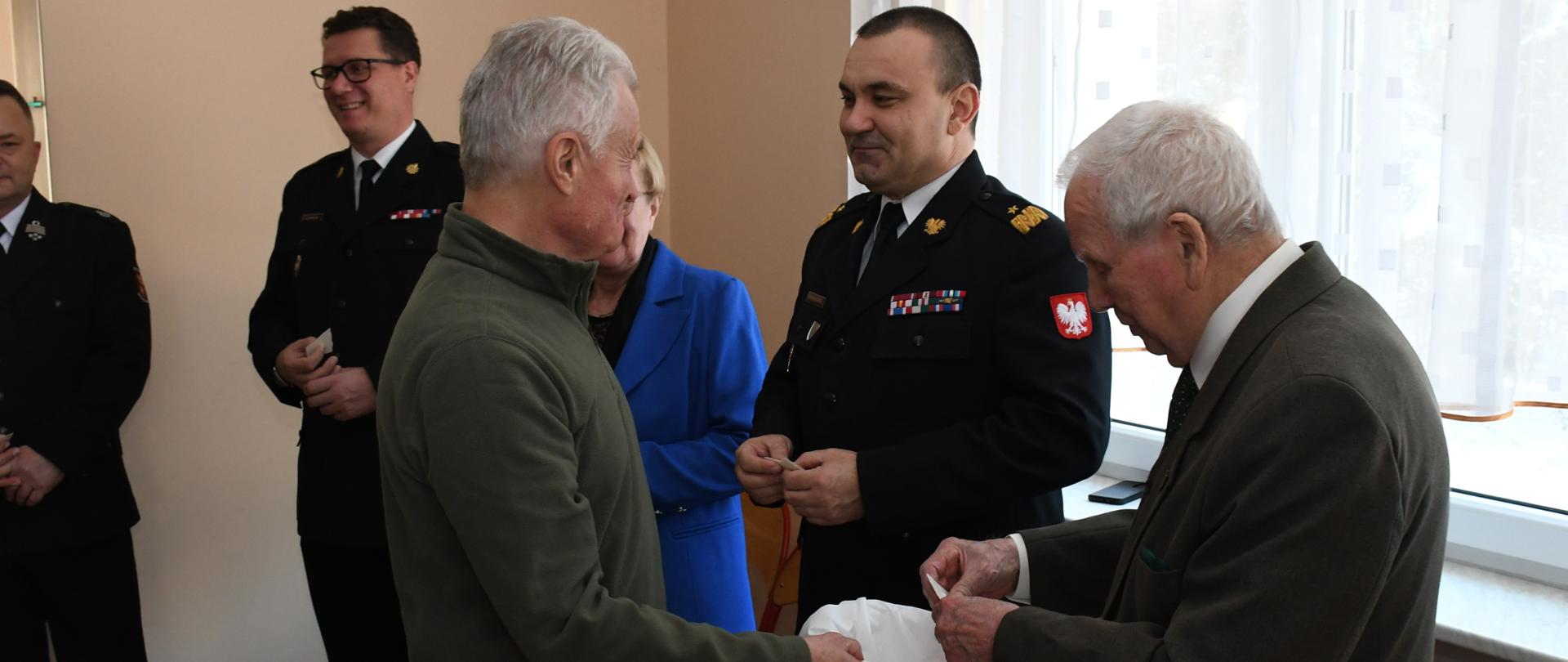 Dalszy ciąg rozdawania opłatka. 