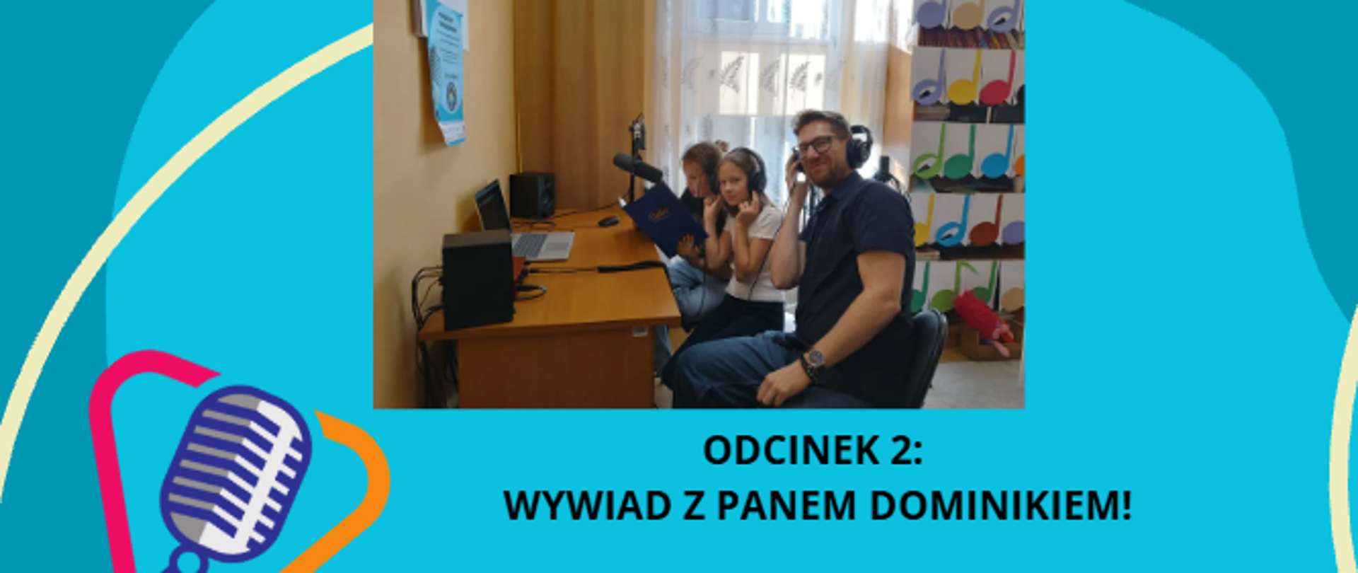 Grafika zapowiadająca drugi odcinek podcastu „Wywiad z Panem Dominikiem”. Na zdjęciu trzy osoby siedzą przy biurku w sali z instrumentami muzycznymi.