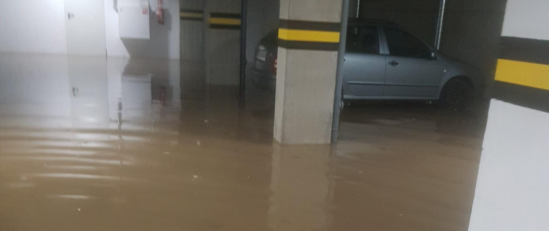 Zdjęcie przedstawiajace zalany garaż podziemny 