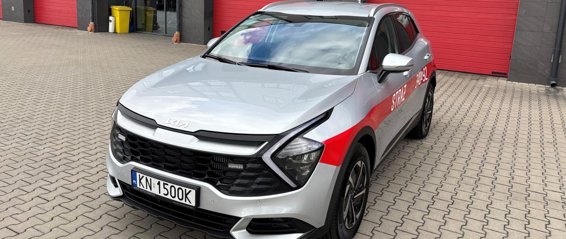 Widok samochodu na placu od przodu