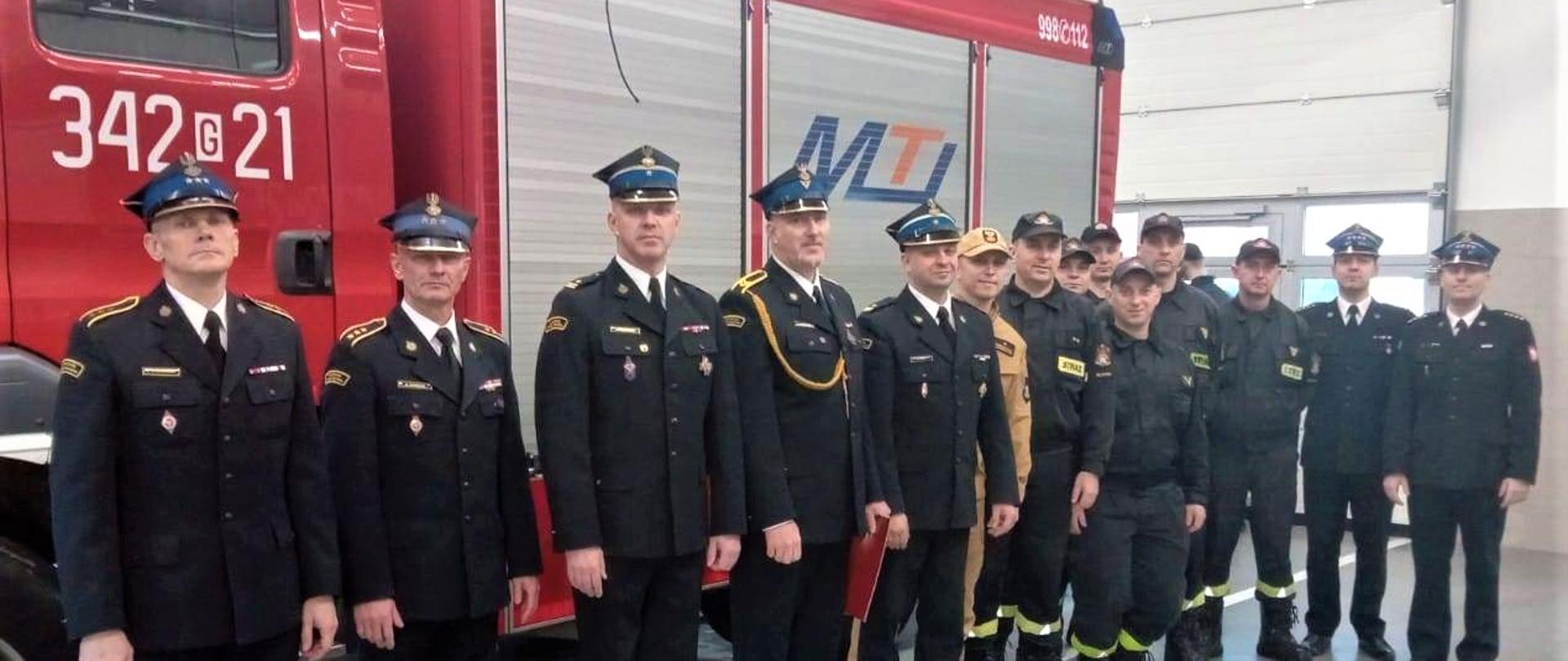 Zdjęcie przedstawia ł. bryg. Krzysztof Trocki, komendant miejski PSP w Słupsku życzącego emerytowi dużo zdrowia i wszelkiej pomyślności w realizacji zamierzeń i szczęścia osobistego.