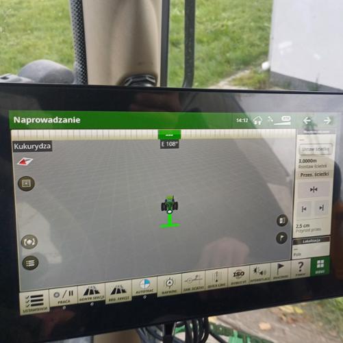 Wnętrze kabiny ciągnika z zamontowanym ekranem sterującym