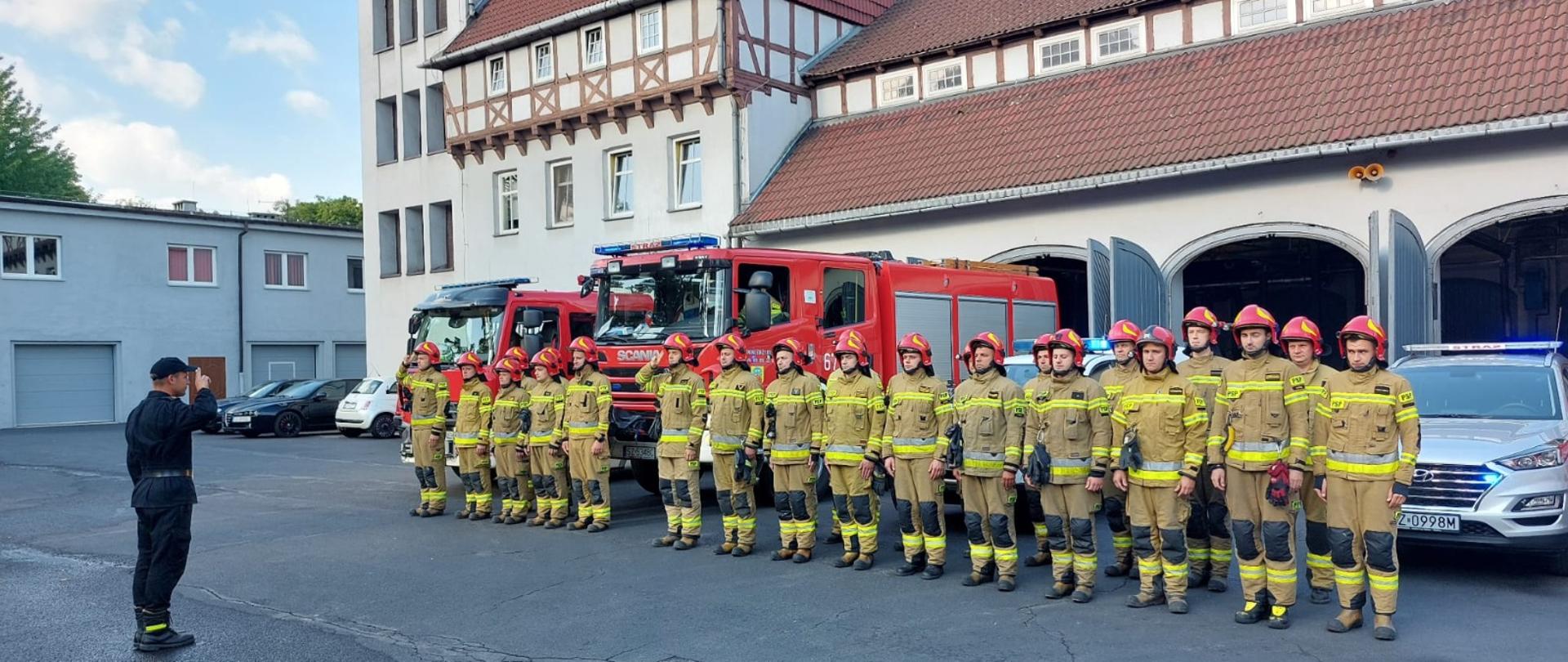 Dowódca JRG oraz zmiany służbowe oddają honory