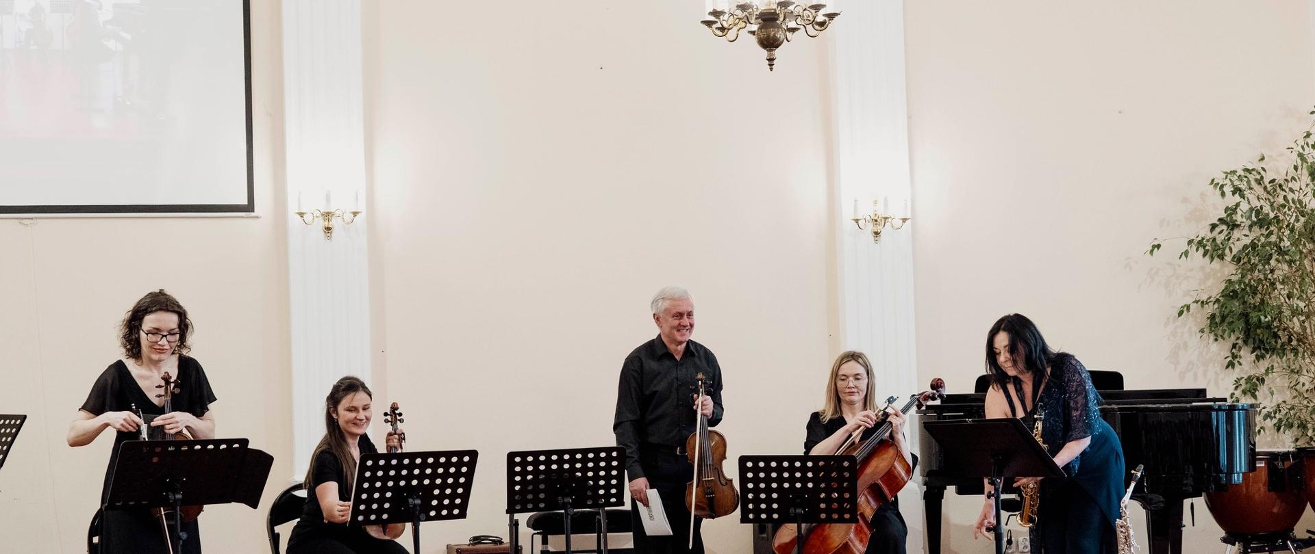 Występ absolwentów w sali koncertowej podczas Koncertu Świątecznie - symfonicznie. Lublinieccy artyści klasycznie w Państwowej Szkole Muzycznej I stopnia w Lublińcu