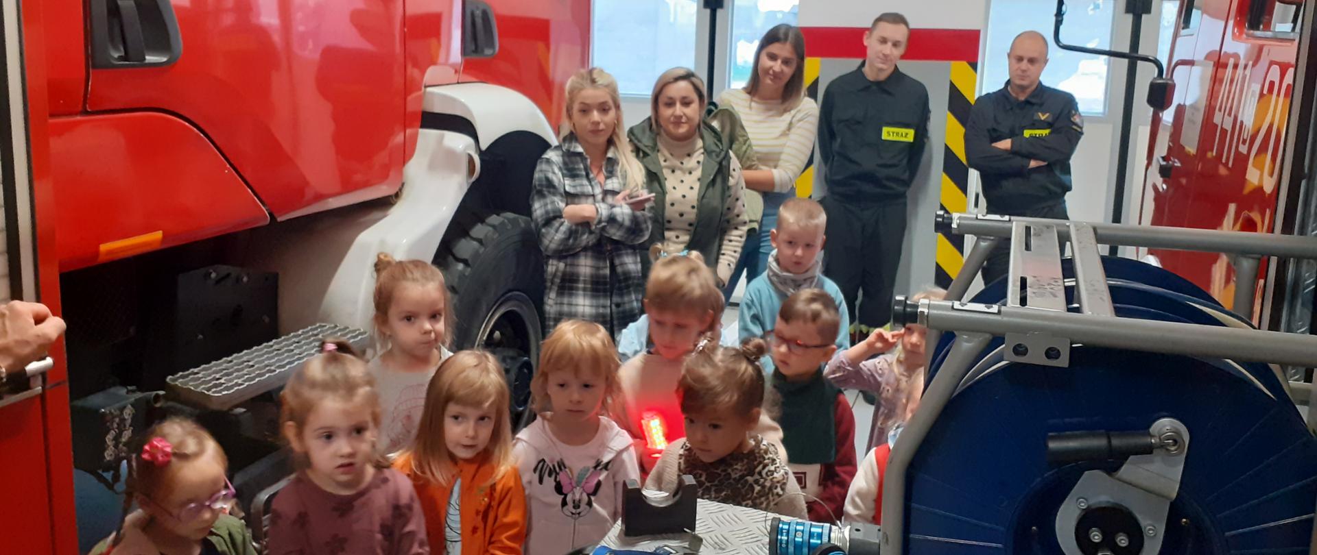 Na zdjęciu widać grupę przedszkolaków w kolneńskiej strażnicy