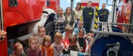 Na zdjęciu widać grupę przedszkolaków w kolneńskiej strażnicy