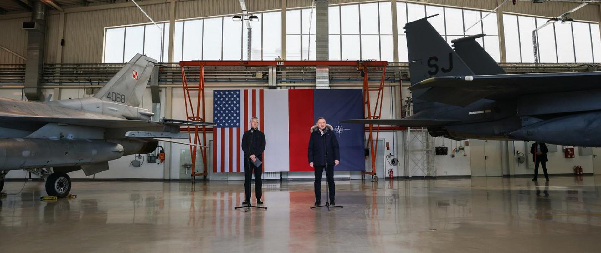 Prezydent Andrzej Duda i Sekretarz Generalny NATO w hangarze lotniczym w Łasku