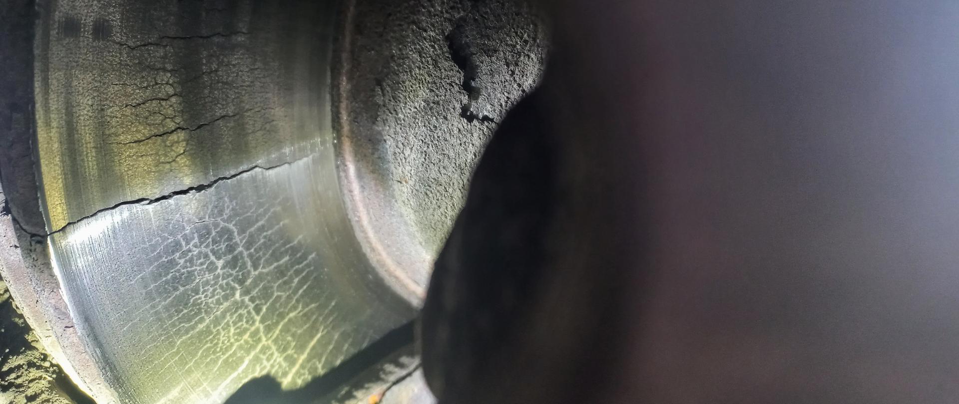 Nadmiernie zużyta i pęknięta na całej szerokości roboczej tarcza hamulcowa znajdowała się przy prawym kole, na środkowej osi ukraińskiej naczepy typu wywrotka.