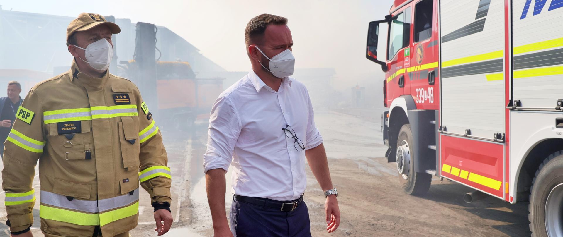 Wojewoda lubelski na miejscu pożaru składowiska odpadów w Bełżycach