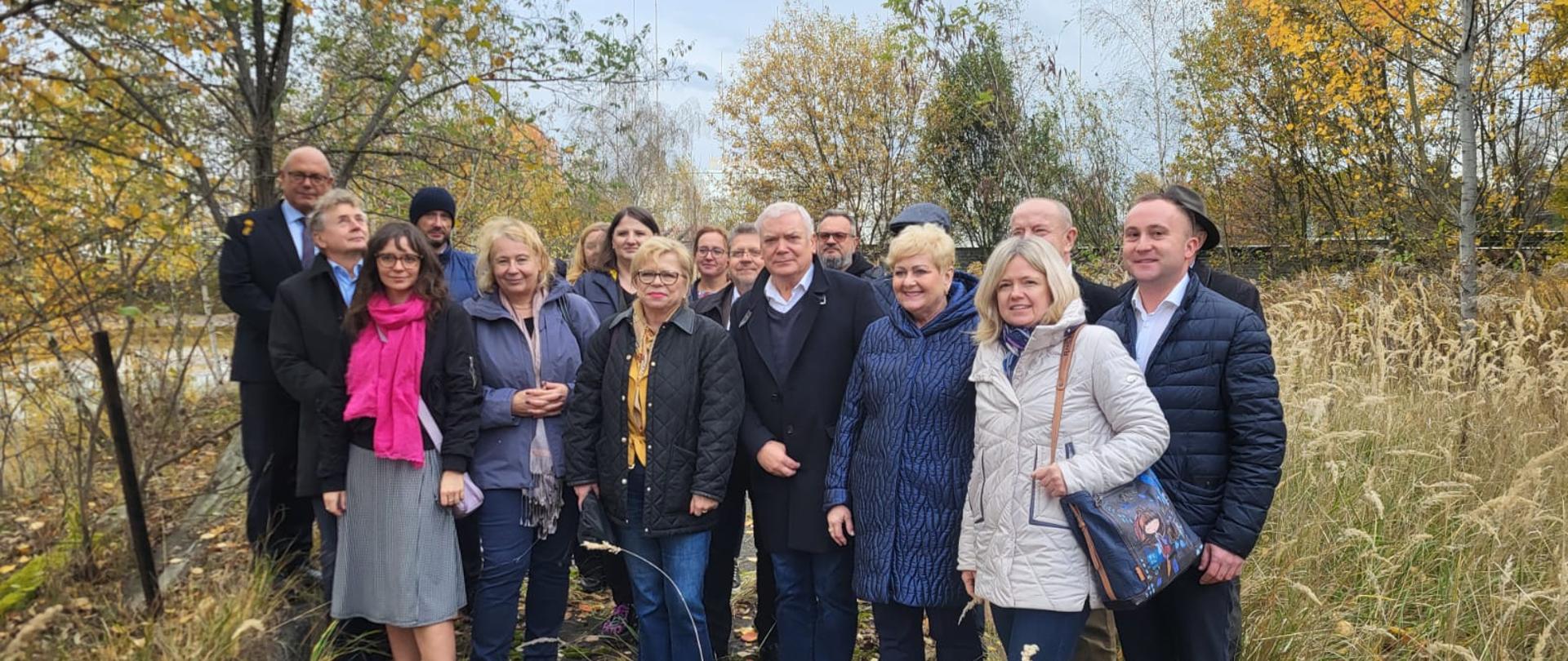 grupa osób pozująca do zdjęcia 