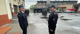 Zdjęcie ukazuję dowódcę JRG składającego meldunek Komendantowi Powiatowemu PSP w Będzinie podczas uroczystej zmiany służby