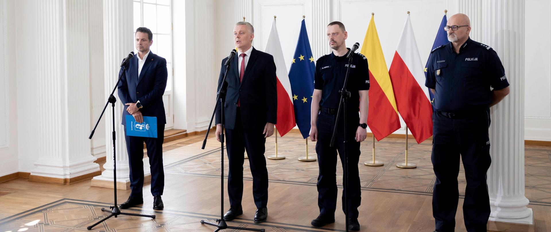 Od lewej: prezydent m.st. Warszawy Rafał Trzaskowski, minister spraw wewnętrznych i administracji Tomasz Siemoniak, Komendant Główny Policji insp. Marek Boroń, Komendant Stołeczny Policji insp. Dariusz Walichnowski