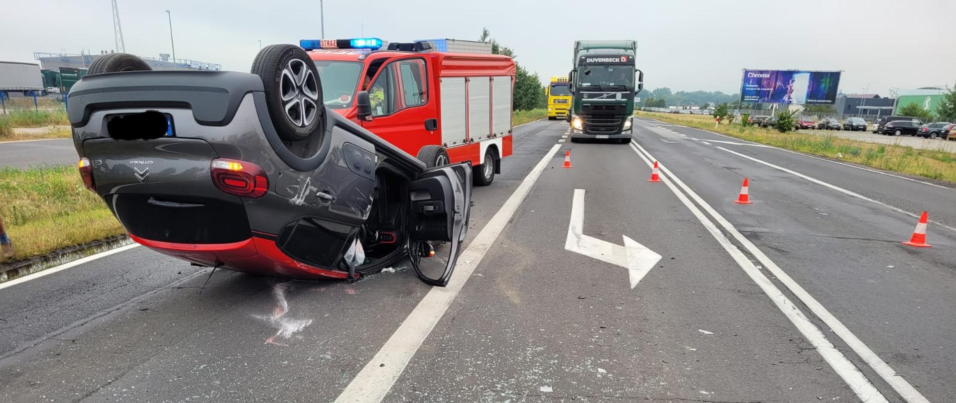 na drodze krajowej doszło do wypadku drogowego. wyniku wymuszenia pierwszeństwa przez samochód jeep, który włączał się do ruch drogowego uderzył w samochód citroen c trzy. Wyniku zderzenia samochód citroen dachował. Droga zablokowana.