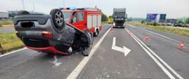 na drodze krajowej doszło do wypadku drogowego. wyniku wymuszenia pierwszeństwa przez samochód jeep, który włączał się do ruch drogowego uderzył w samochód citroen c trzy. Wyniku zderzenia samochód citroen dachował. Droga zablokowana.