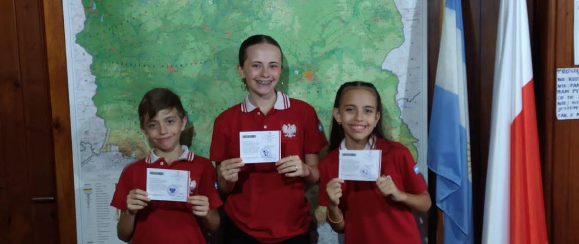 Tres estudiantes de la Provincia de Misiones; Ignacio Agustín, Ludmila Juana y Camila Mariana, recibieron carnés escolares polacos emitidos por la Cónsul de la República de Polonia en Argentina Sra. Monika Perendyk. 