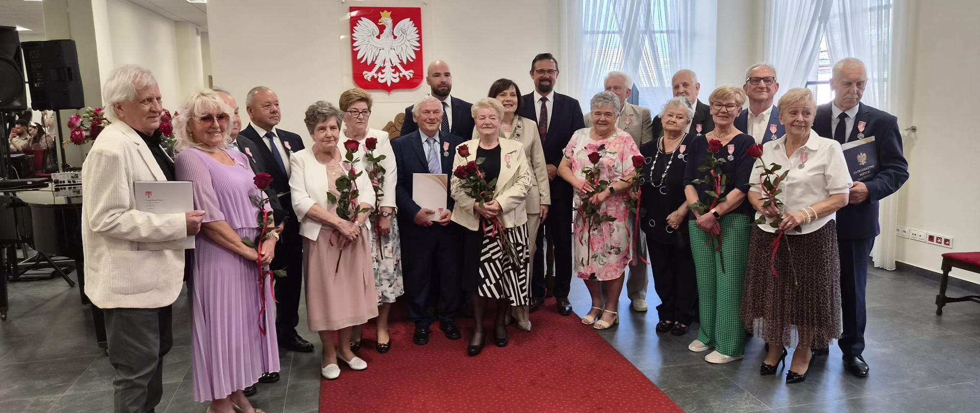 Na zdjęciu widać kobiety i mężczyzn