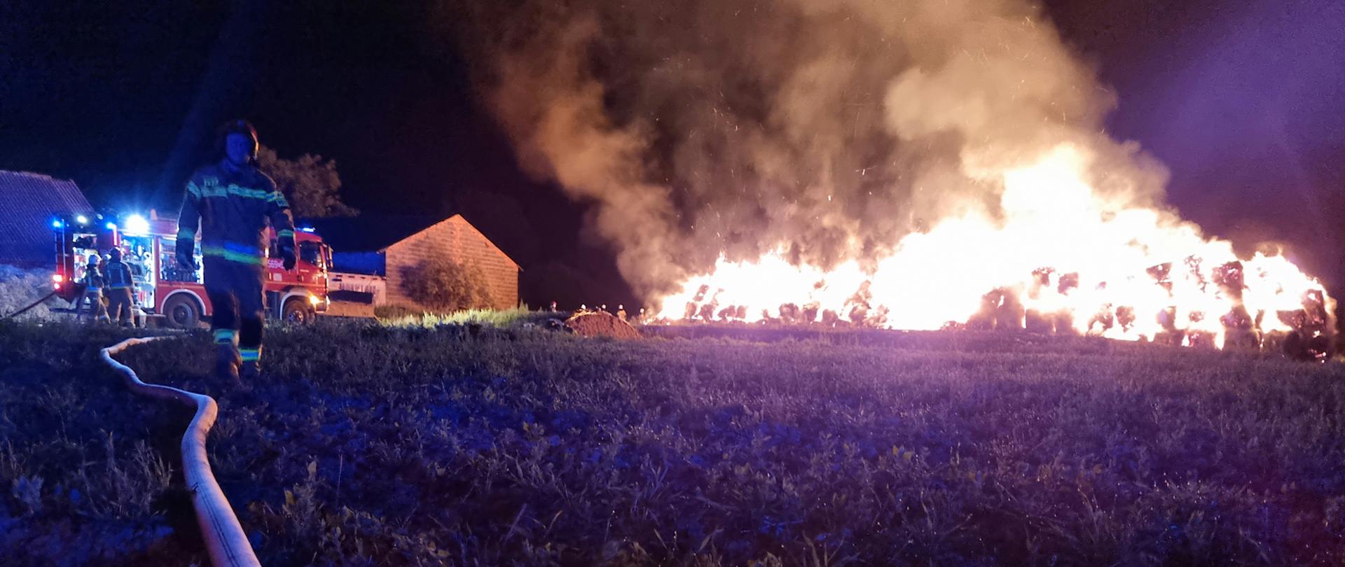 Pożar stogu w Kucharach - zagrożone zabudowania