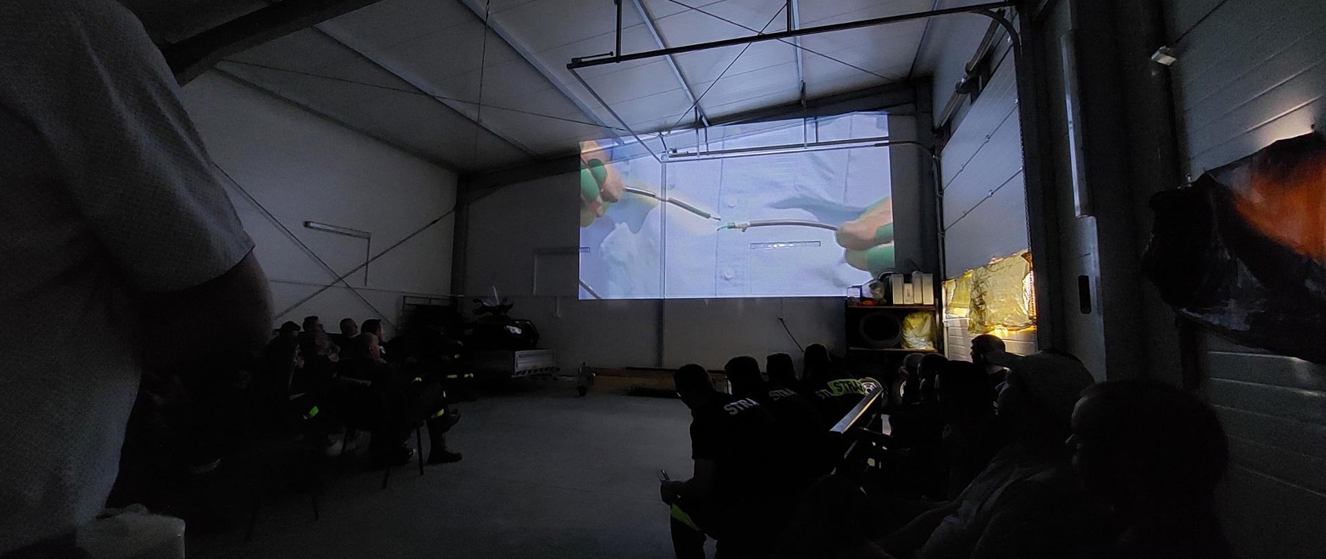 Prelekcja na temat zagrożeń dla ratownika jakie niesie ze sobą instalacja fotowoltaiczna 