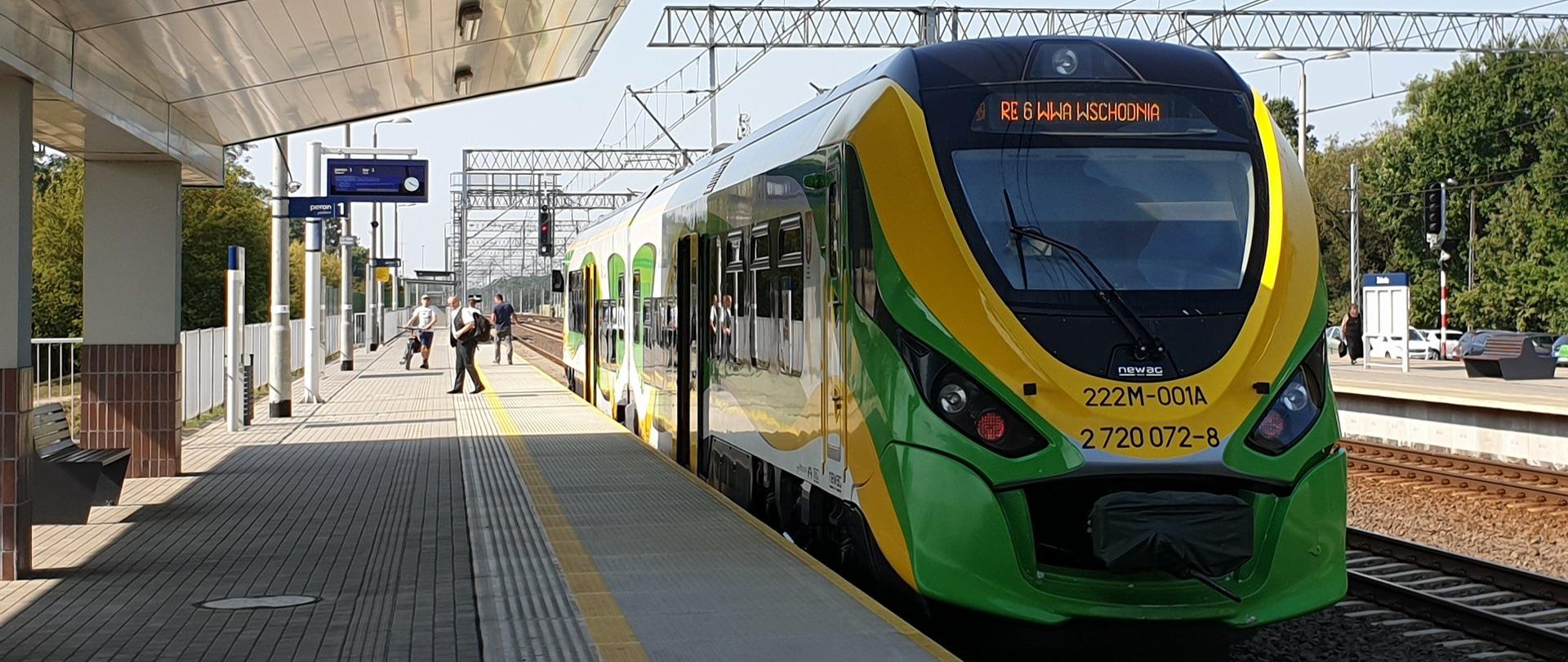 Peron na stacji kolejowej w Zielonce