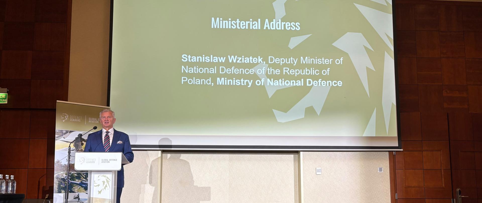 Wiceminister obrony narodowej Stanisław Wziątek otworzył 20 października w Warszawie międzynarodową konferencję Global Defence Aviation 2026. Wydarzenie poświęcone jest przyszłości lotnictwa wojskowego, rozwojowi systemów bezzałogowych oraz współpracy państw NATO i krajów partnerskich.