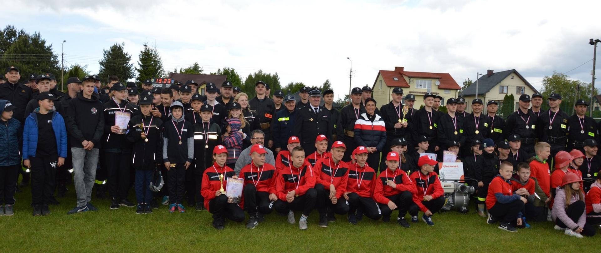 zdjęcie zbiorowe wszystkich uczestników oraz komisji sędziowskiej po zawodach 