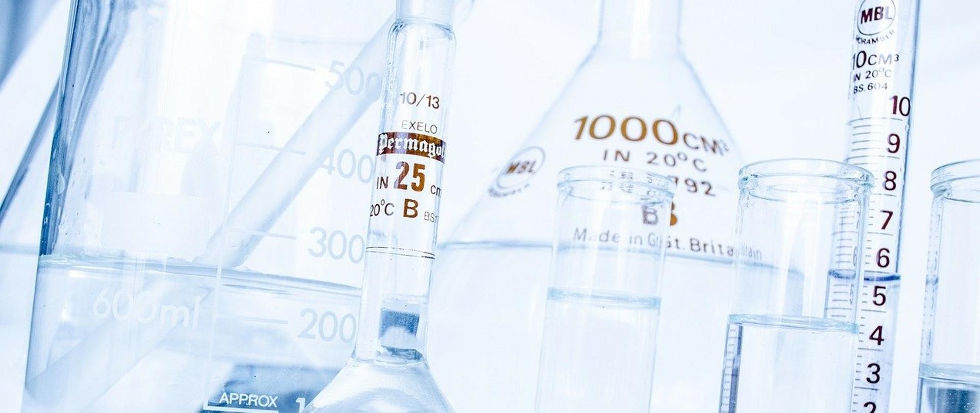 Probówki z wodą w laboratorium.