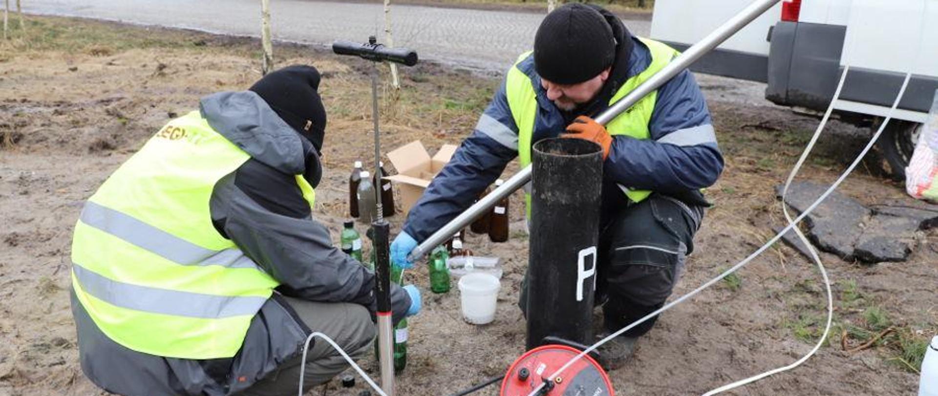 Badanie wód - dwóch mężczyzn z aparaturą pracują w terenie