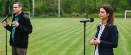 Premier RP oraz Minister Sportu stojący przy mikrofonach