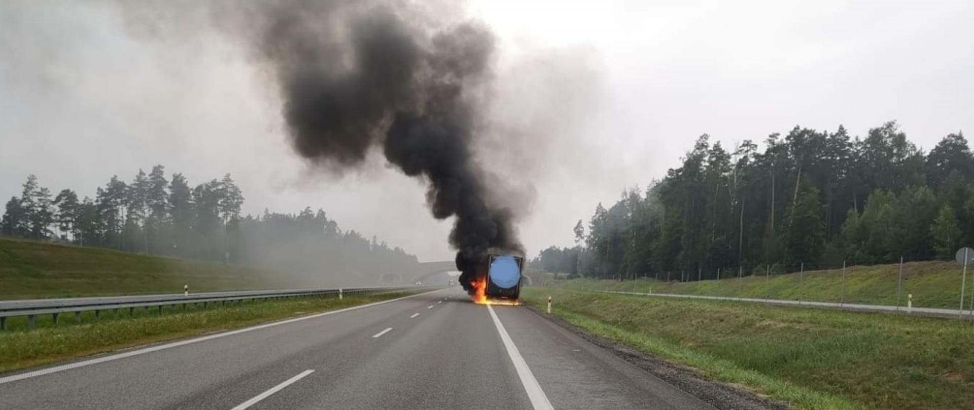 Pali się naczepa na drodze S7