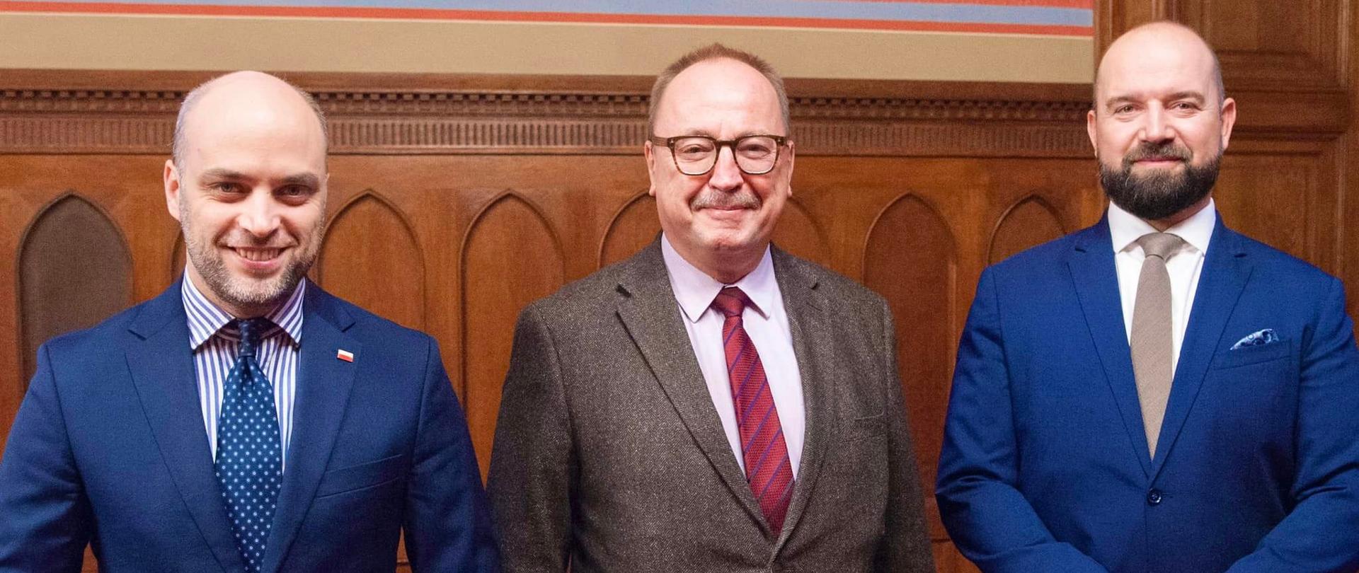 Od lewej: Ambasador RP na Węgrzech Sebastian Kęciek, przewodniczący komisji spraw zagranicznych węgierskiego Zgromadzenia Krajowego (parlamentu) Zsolt Németh, ambasador Czech na Węgrzech Tibor Bial