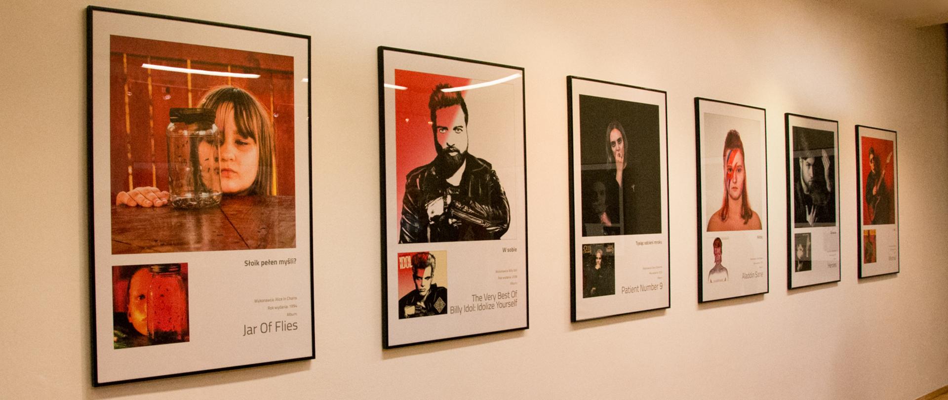 Na ścianie wiszą zdjęcia które są częścią wystawy Huberta Żaka. 