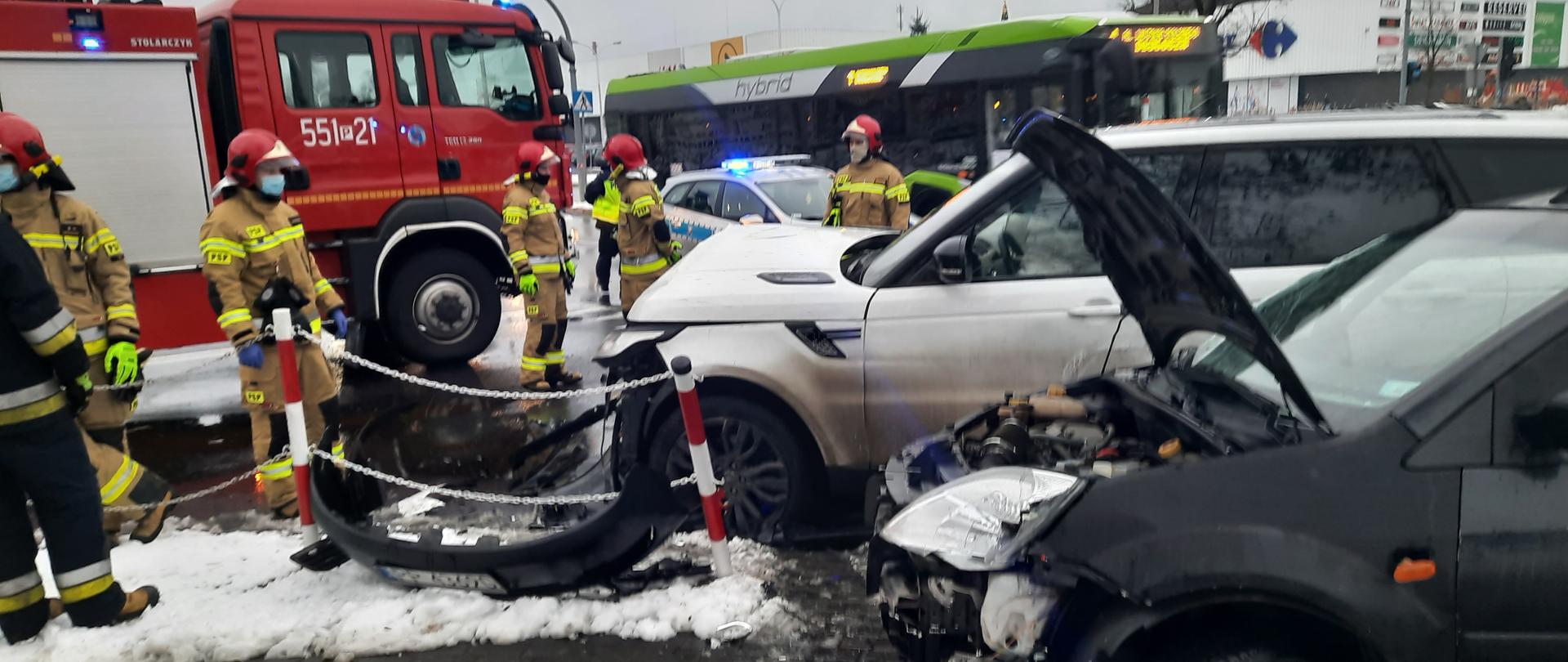 Na zdjęciu widać uszkodzone pojazdy oraz strażaków.