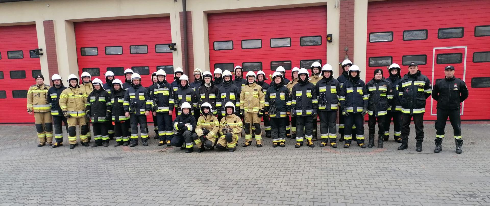 Zdjęcie grupowe przed strażnicą