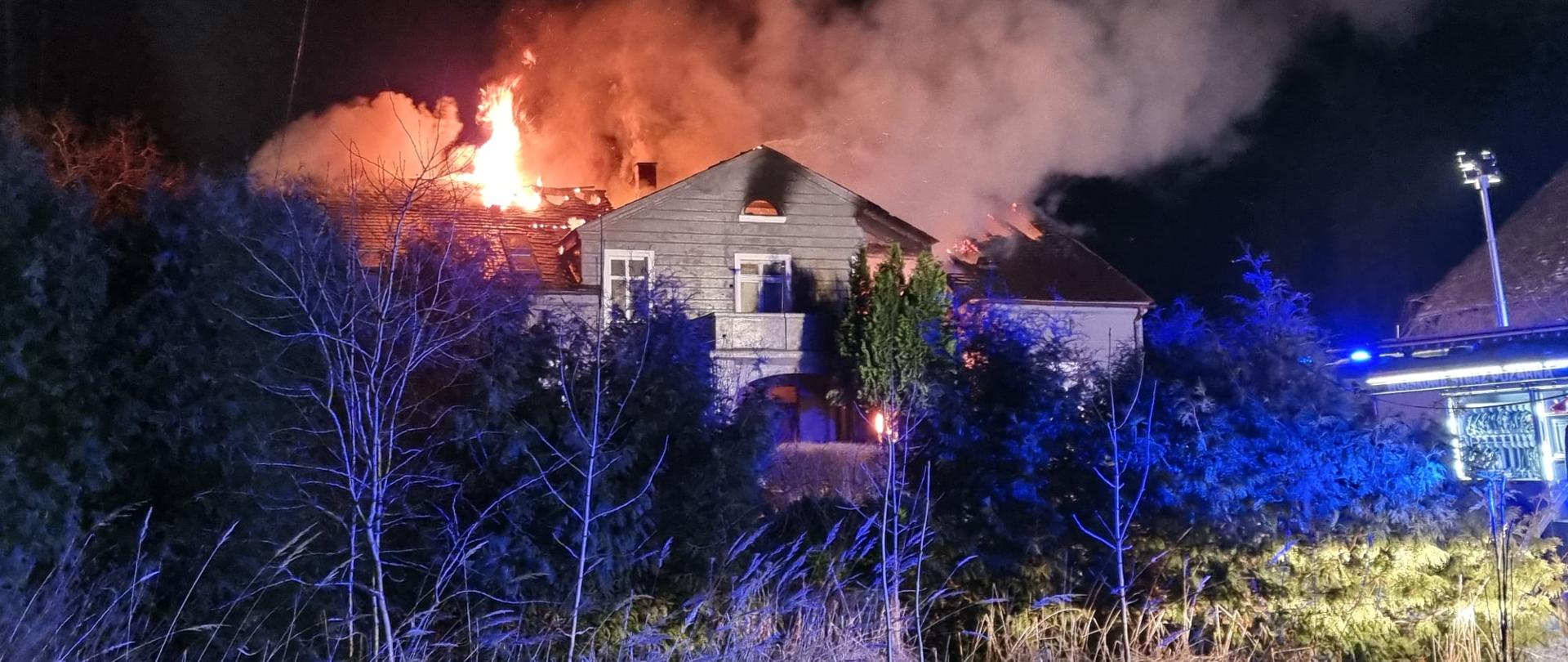 Wiidoczny na zdjęciu pożar dachu budynku mieszkalnego