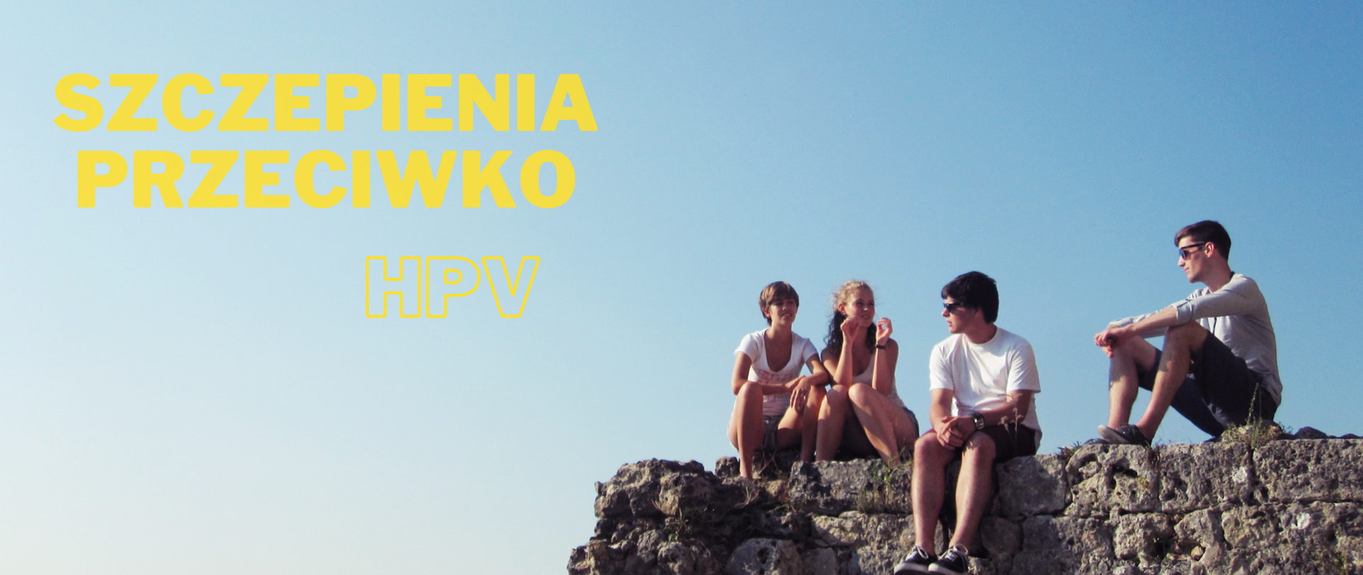Na skale, na tle niebieskiego nieba siedzi grupa nastolatków, w wieku 13-14 lat. Jest kilku chłopaków i dziewczyna. Na zdjęciu znajduje się żółty napis „szczepienia przeciwko hpv”