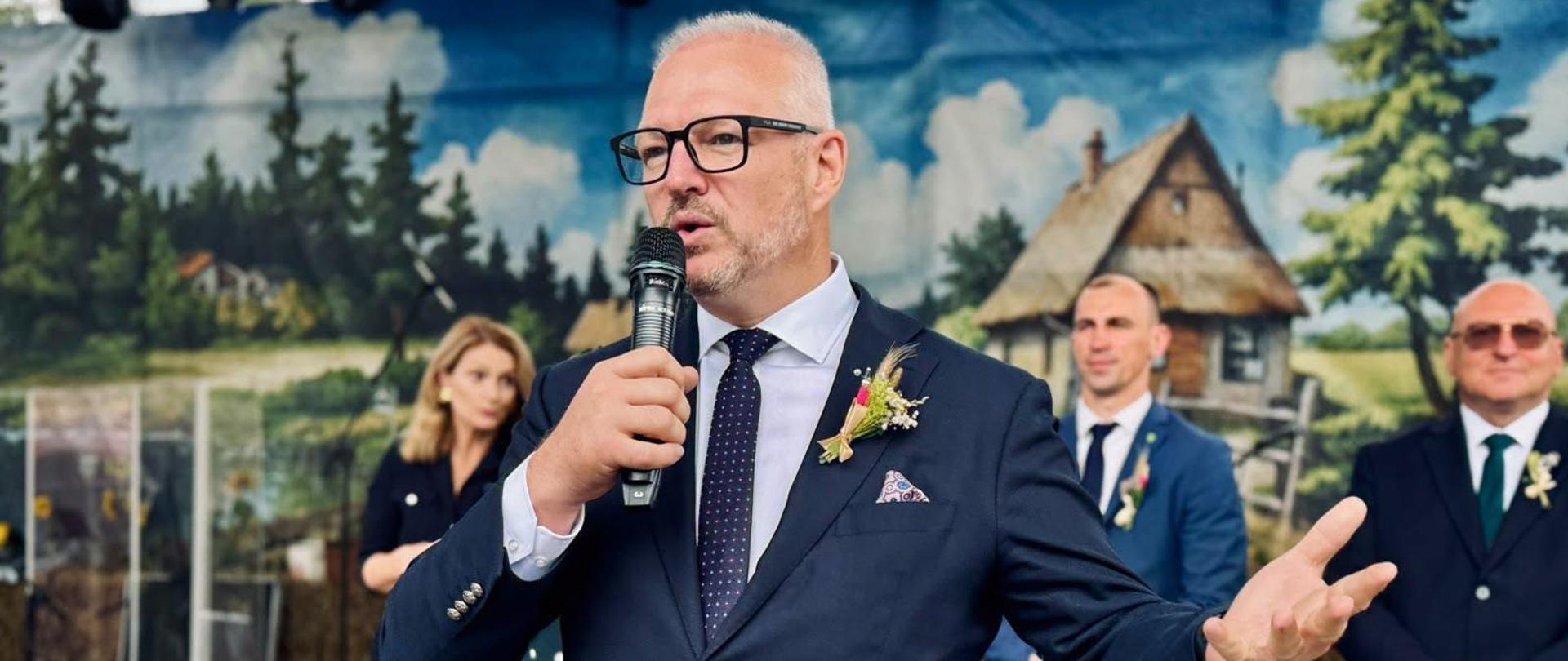 Wojewoda Radosław Król rozpoczął niedzielną trasę dożynkową w Rozogach