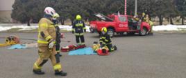 Szkolenie kierującego działaniem ratowniczym dla strażaków ratowników OSP. Organizacja terenu działań ratowniczych podczas zdarzenia drogowego z udziałem pojazdu osobowego. 