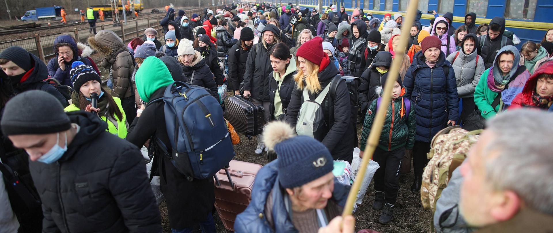 Olkusz, 28.02.2022. Ukraiñscy uchodcy po opuszczeniu poci¹gu humanitarnego ze Lwowa na dworcu PKP w Olkuszu, 28 bm. Na miejscu postawione zosta³o miasteczko namiotowe, zapewniona jest pomoc medyczna oraz dostêpni s¹ t³umacze jêzyka ukraiñskiego. Póniej autobusami obywatele Ukrainy zostan¹ przewiezieni do miejsc noclegowych wskazanych przez wojewodê. Trwa inwazja rosyjska w Ukrainie. (³g/ibor) PAP/£ukasz G¹gulski
