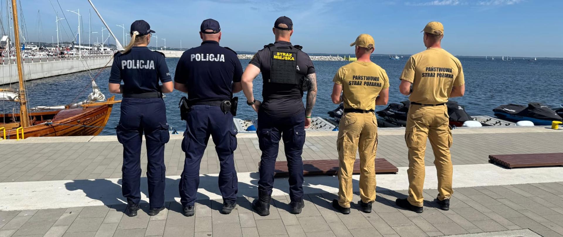 Na zdjęciu funkcjonariusze służb biorących udział w akcji PLAŻA