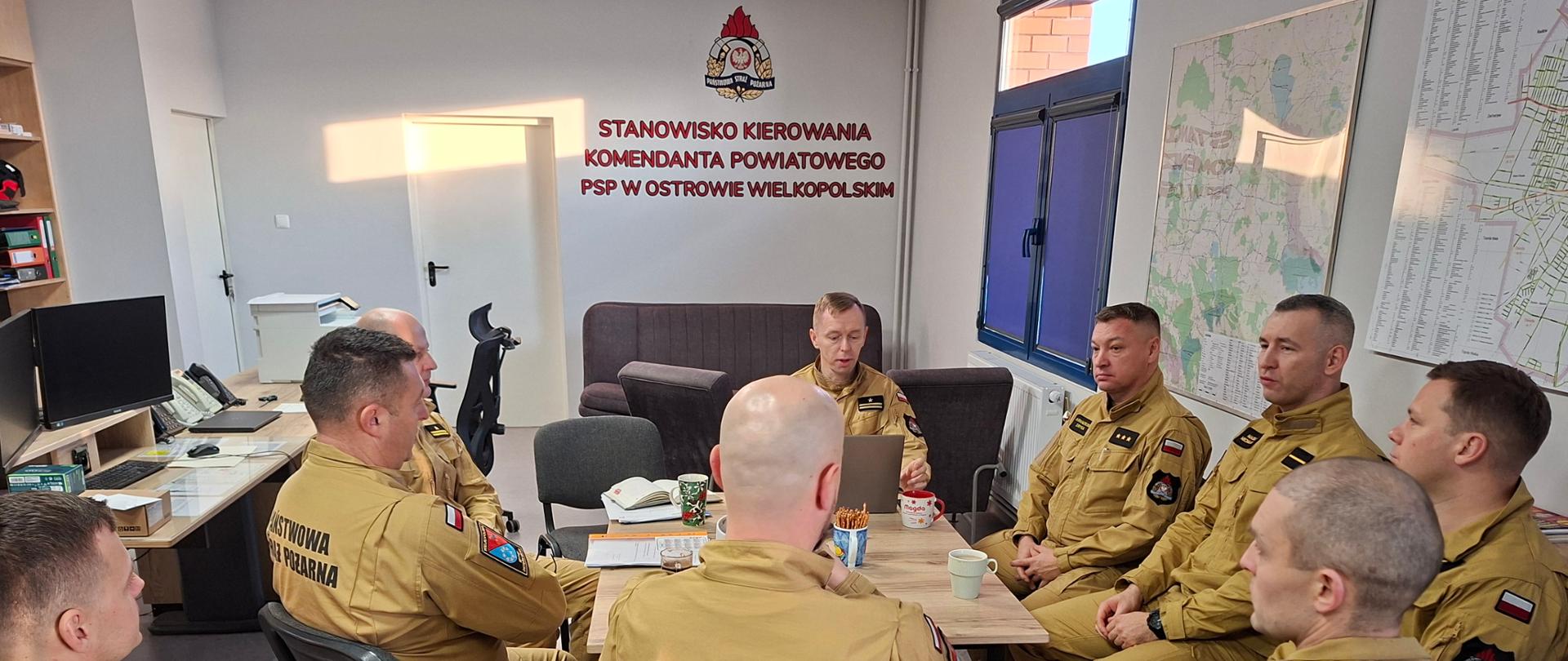 Narada strażaków z zastępcą komendanta