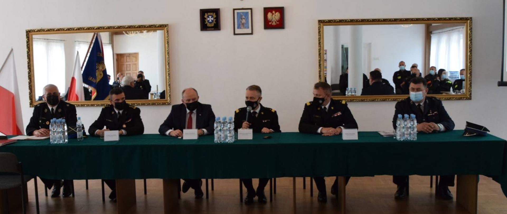 6 mężczyzn (prowadzący konsultacje) siedzą przy stole podczas konsultacji projektu Ustawy o Ochotniczej Straży Pożarnej z udziałem Komendanta Głównego PSP - siedziba Ochotniczej Straży Pożarnej Rzeszów - Zalesie (woj. podkarpackie)