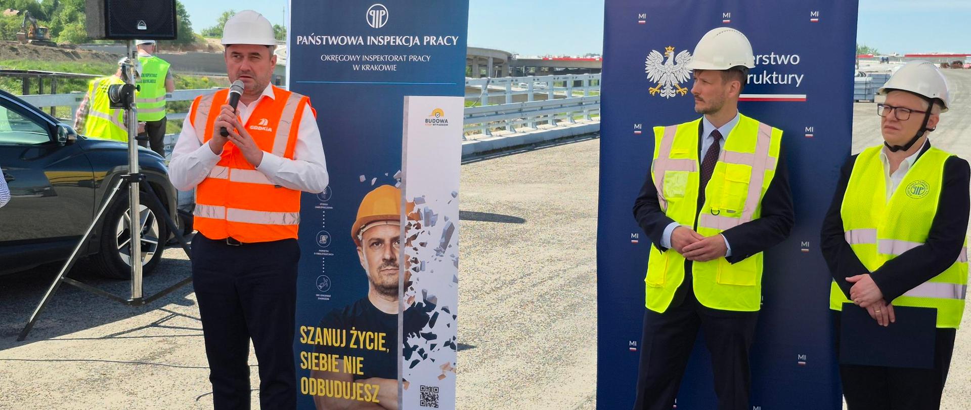 Drogi do bezpieczeństwa - trening procedur ratowniczych na budowie estakady z udziałem wiceministra infrastruktury Stanisława Bukowca